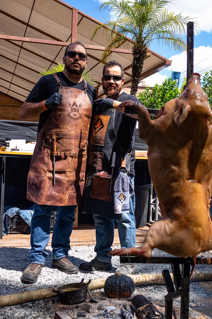 Chamas acesas na grelha durante o evento
