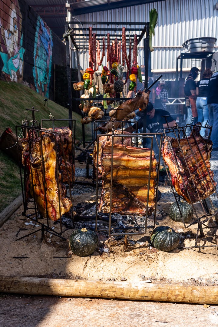 Churrasqueiro preparando cortes no evento