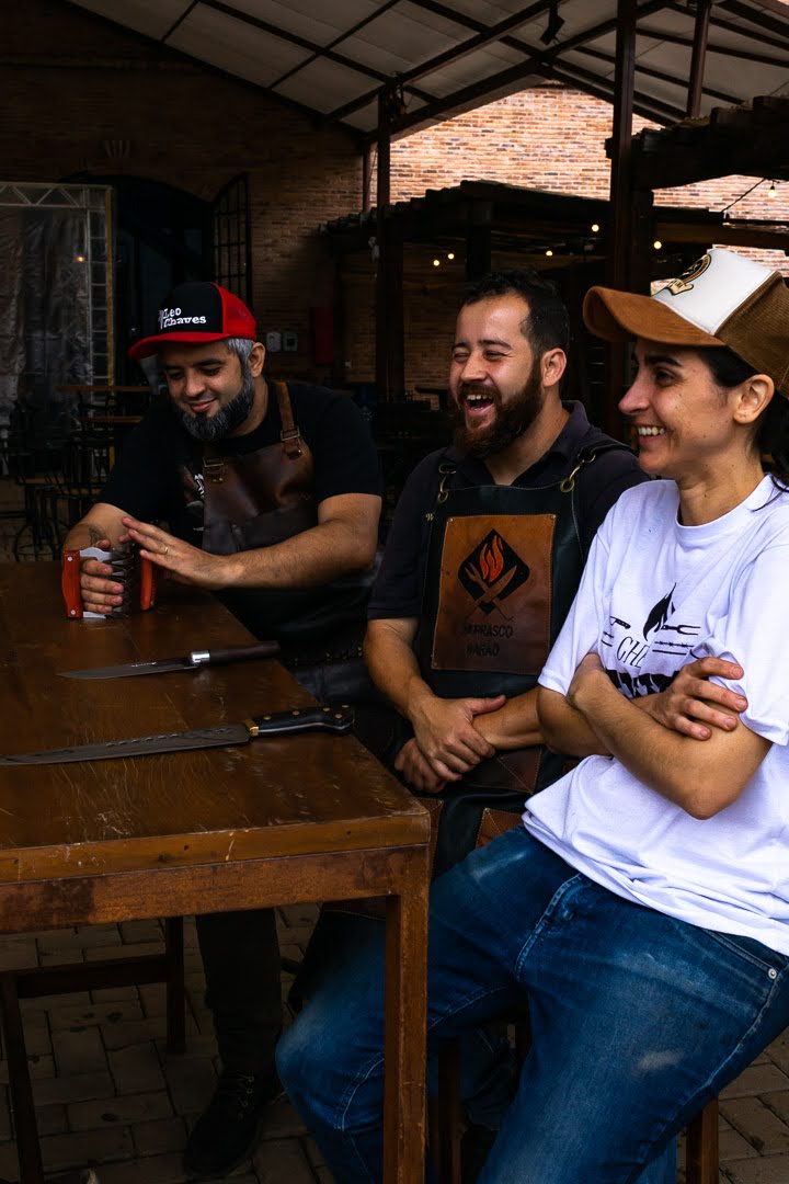 Equipe em ação servindo o churrasco