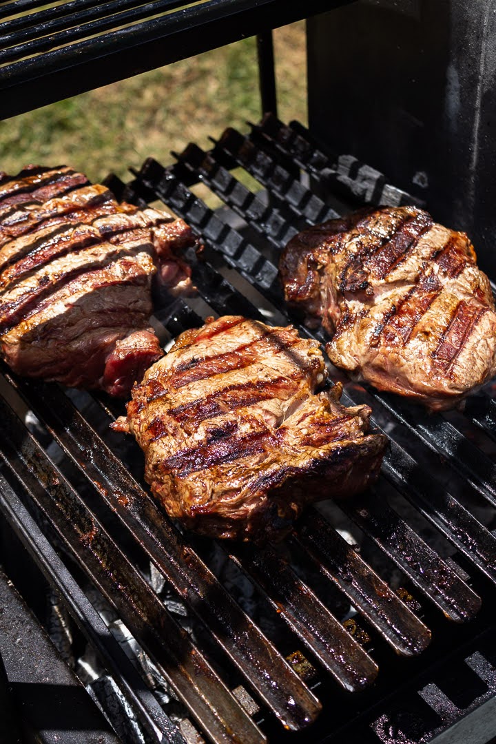 Mesa servida com churrasco